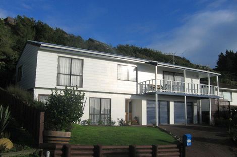 Photo of property in 18 Saint Aidans Way, Tawa, Wellington, 5028