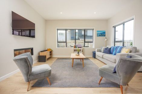 Photo of property in 31 Boeing Way, Newlands, Wellington, 6037