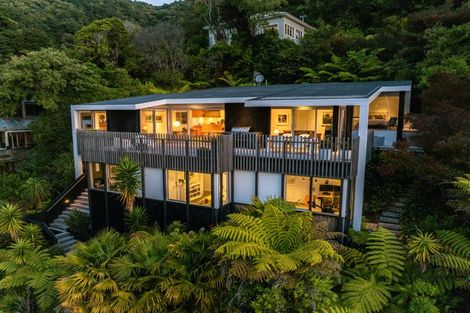 Photo of property in 4 Francis Bell Grove, Lowry Bay, Lower Hutt, 5013
