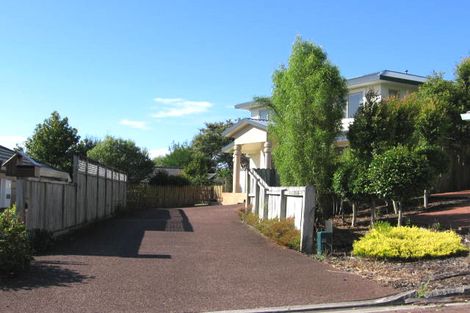 Photo of property in 16 Mandeville Place, Unsworth Heights, Auckland, 0632