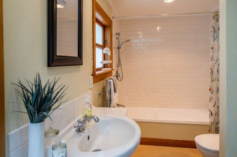 Photo of property in 7 Hinau Street, Eastbourne, Lower Hutt, 5013