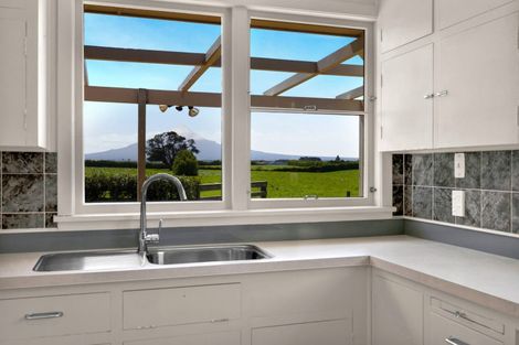 Photo of property in 1904 South Road, Kaupokonui, 4678