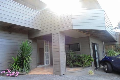 Photo of property in 1/2 Heatherleigh Rise, Northcross, Auckland, 0632