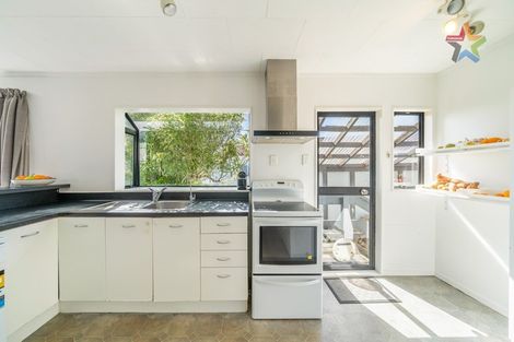 Photo of property in 21 Jasmine Grove, Maungaraki, Lower Hutt, 5010