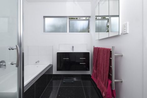 Photo of property in 17 Tanglewood Place, Cockle Bay, Auckland, 2014