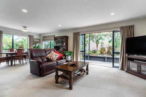 Photo of property in 1/2 Valley Road, Northcote, Auckland, 0626