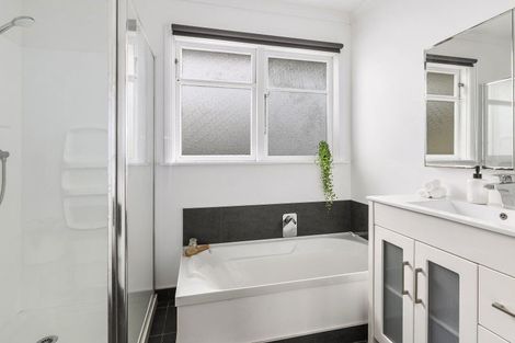 Photo of property in 17 Kereru Bend, Tawa, Wellington, 5028