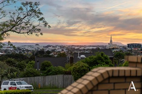 Photo of property in 4 Kingsclere Place, Goodwood Heights, Auckland, 2105