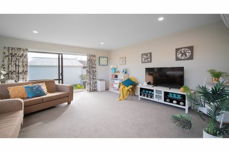 Photo of property in 2/323 Sawyers Arms Road, Bishopdale, Christchurch, 8053