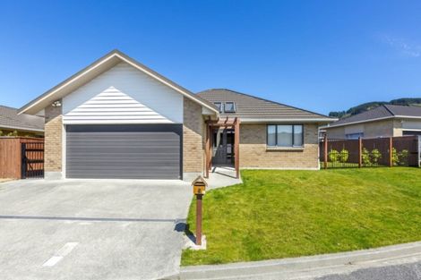 Photo of property in 6 Mcewen Crescent, Riverstone Terraces, Upper Hutt, 5018