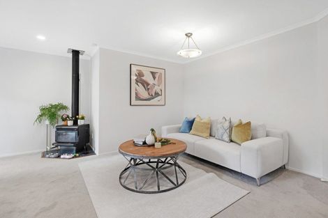 Photo of property in 9 Canonbie Place, East Tamaki Heights, Auckland, 2016