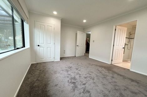 Photo of property in 17 Waiohua Road, Greenlane, Auckland, 1061