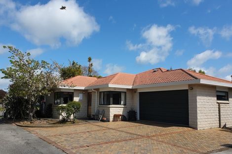 Photo of property in 15 Woburn Place, Takaro, Palmerston North, 4412