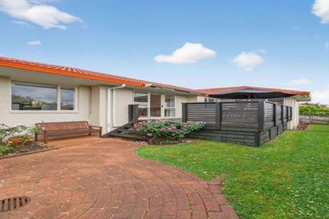 Photo of property in 40 Gillett Place, Botany Downs, Auckland, 2014