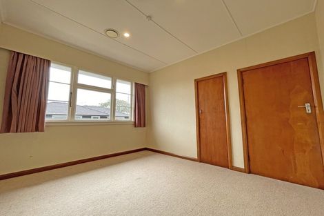 Photo of property in 28 Pahiatua Street, Hokowhitu, Palmerston North, 4410