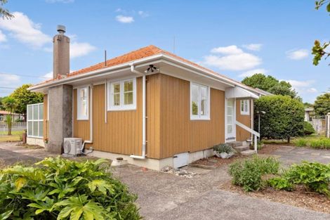 Photo of property in 14 Taikata Road, Te Atatu Peninsula, Auckland, 0610