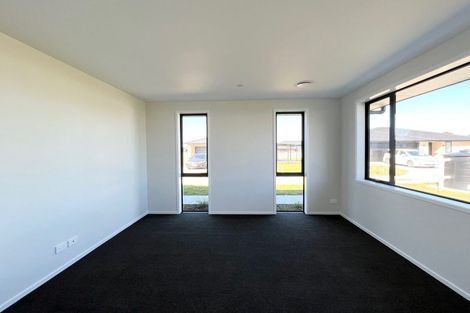 Photo of property in 25 Dumas Place, Rosehill, Papakura, 2113