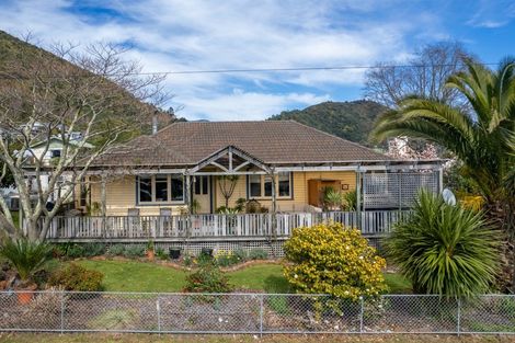 Photo of property in 34 Broadway, Picton, 7220