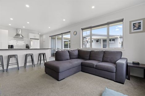 Photo of property in 6 Chisholm Place, Mangere East, Auckland, 2024
