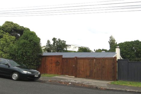 Photo of property in 16 Selwyn Crescent, Forrest Hill, Auckland, 0620
