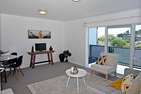 Photo of property in 7c Cheyne Walk, Newlands, Wellington, 6037