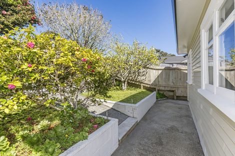 Photo of property in 15 Glanmire Road, Newlands, Wellington, 6037