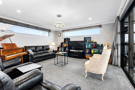 Photo of property in 18 Manurau Crescent, Merrilands, New Plymouth, 4312