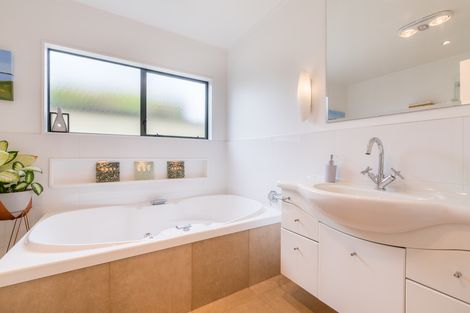 Photo of property in 27 Suncrest Drive, West Harbour, Auckland, 0618