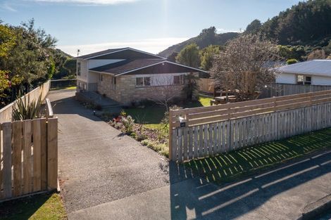 Photo of property in 43 Kaitawa Crescent, Paraparaumu, 5032