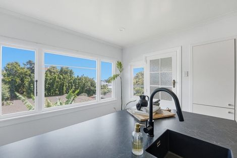 Photo of property in 6 Ridge Lane, New Plymouth, 4310