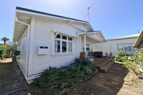 Photo of property in 90 Hine Street, New Plymouth, 4310