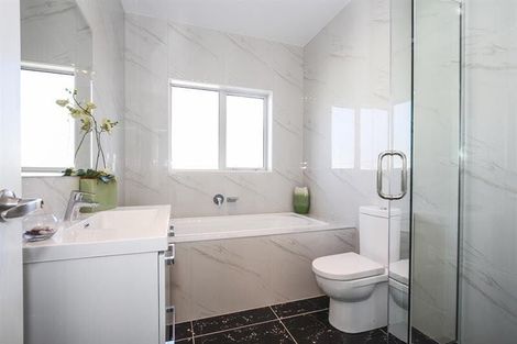 Photo of property in 73 San Valentino Drive, Henderson, Auckland, 0612