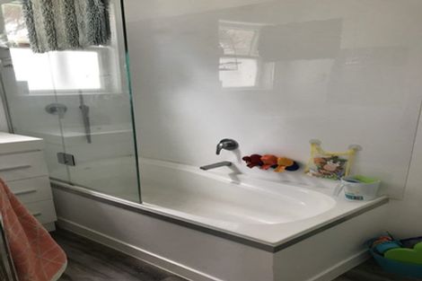 Photo of property in 9a Tahapa Crescent, Meadowbank, Auckland, 1072