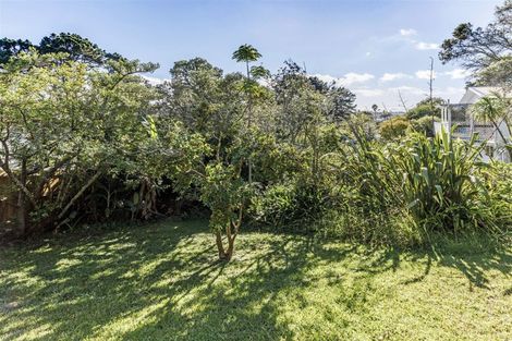 Photo of property in 399 Wairau Road, Totara Vale, Auckland, 0629