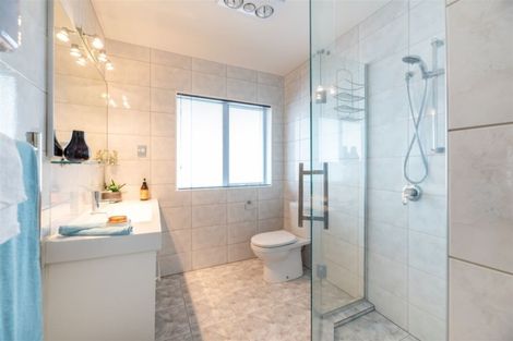 Photo of property in 92 Lake Panorama Drive, Henderson Valley, Auckland, 0612