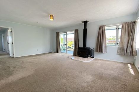 Photo of property in 2/23 Tetrarch Place, Totara Vale, Auckland, 0629