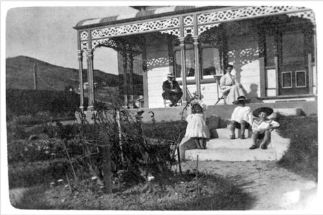 Photo of property in 69 Creswick Terrace, Northland, Wellington, 6012