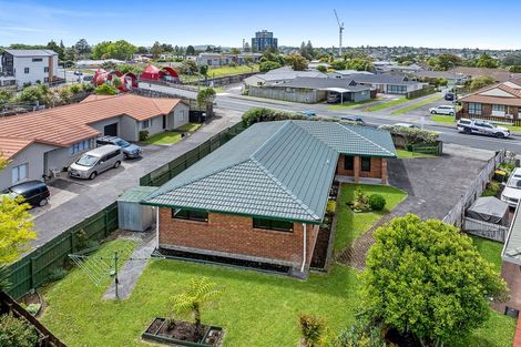 Photo of property in 19 Sturges Road, Henderson, Auckland, 0612