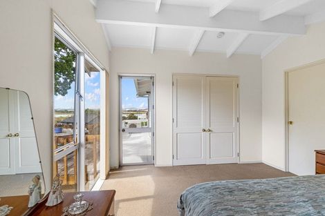 Photo of property in 98 Tiroroa Avenue, Te Atatu South, Auckland, 0610