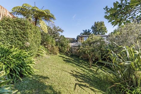 Photo of property in 399 Wairau Road, Totara Vale, Auckland, 0629
