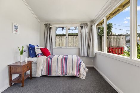 Photo of property in 137 Apu Crescent, Lyall Bay, Wellington, 6022