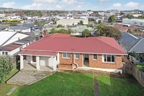 Photo of property in 16 Station Road, Pukekohe, 2120