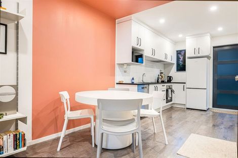 Photo of property in 4f Pinedale Place, Henderson, Auckland, 0610