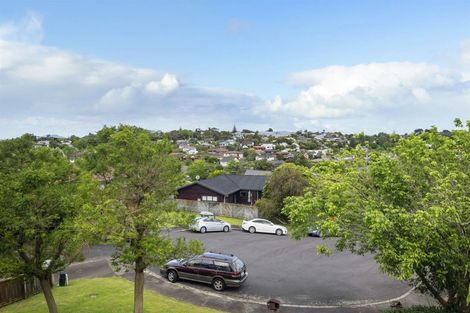 Photo of property in 2/18 Strabo Place, Windsor Park, Auckland, 0632