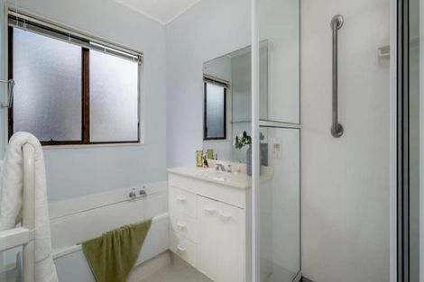 Photo of property in 2/77 Aberfeldy Avenue, Highland Park, Auckland, 2010