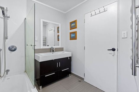 Photo of property in 2/27 Mallard Place, Unsworth Heights, Auckland, 0632