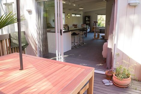 Photo of property in 41 Warner Park Avenue, Laingholm, Auckland, 0604