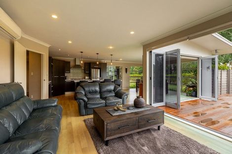 Photo of property in 8 Titirangi Drive, Fitzherbert, Palmerston North, 4471