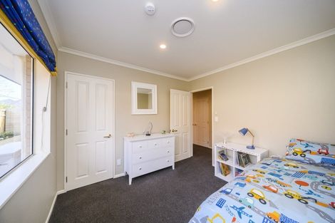 Photo of property in 5 Sycamore Crescent, Fitzherbert, Palmerston North, 4410