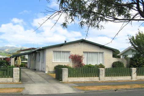 Photo of property in 13 Omaha Grove, Totara Park, Upper Hutt, 5018